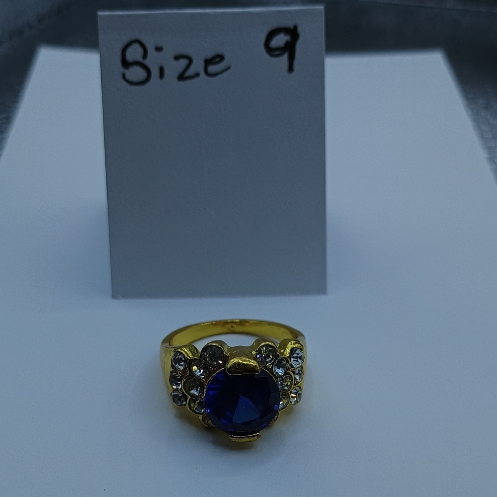 Elegant Gold Ring with Blue Gemstone